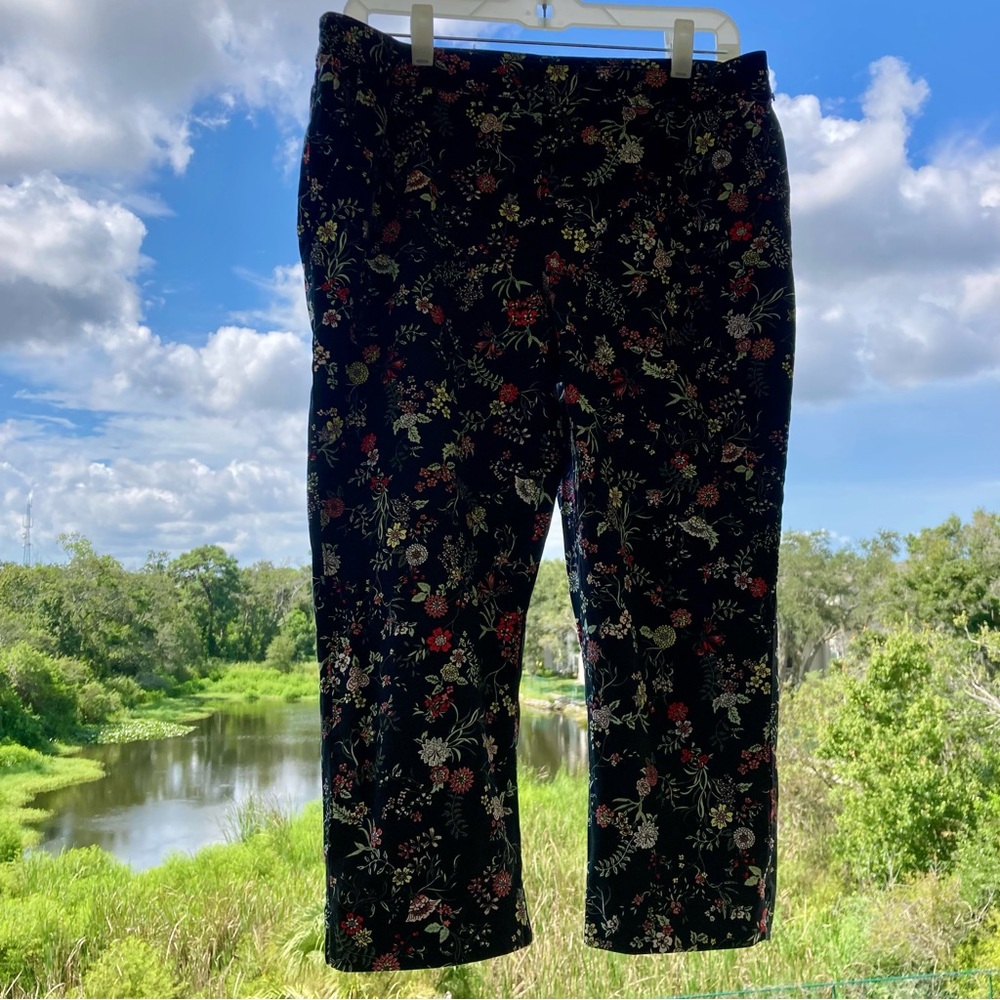 Reitmans Black Floral Capris
